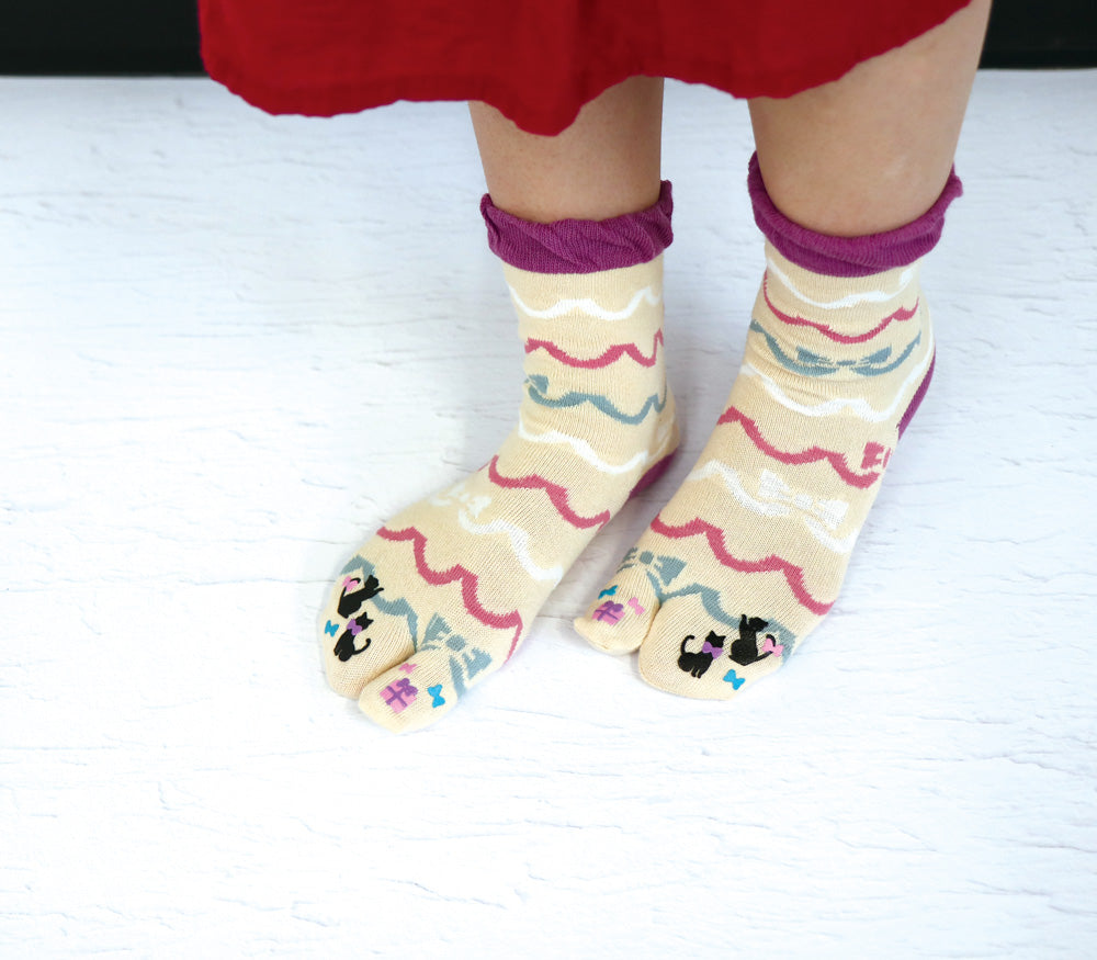 Tabi Socks - Women's Black Cat Ribbon